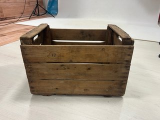 Cajas de madera rústicas (49x35).