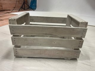 Cajas de madera rústicas (49x35).