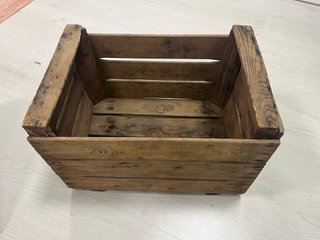 Cajas de madera rústicas (49x35).