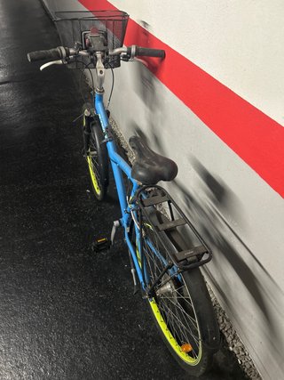 Bicicleta de ciudad azul con cesta