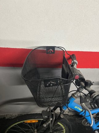 Bicicleta de ciudad azul con cesta
