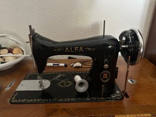 Máquina de coser Alfa antigua. Precio negociable