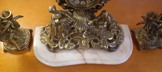 Reloj y Candelabros Decorativos de Bronce