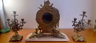 Reloj y Candelabros Decorativos de Bronce