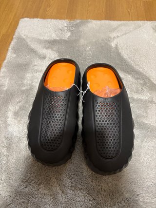 Chanclas con tecnologia Negras y Naranjas