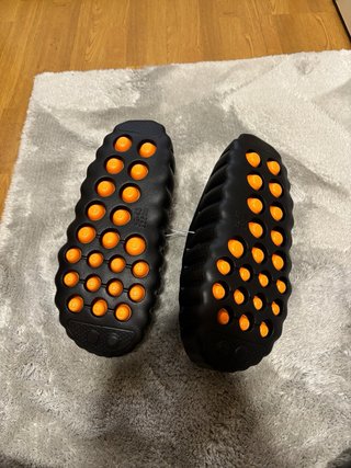 Chanclas con tecnologia Negras y Naranjas