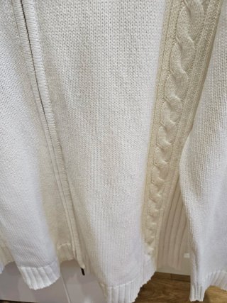 Chaqueta unisex de punto blanca con cremallera