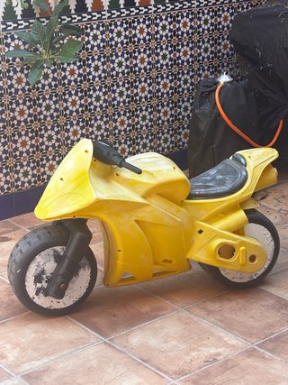 Moto de juguete amarilla