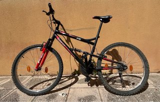 Bicicleta negra y roja