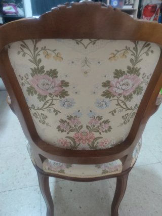 Sillón antiguo tapizado floral