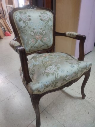 Sillón antiguo tapizado floral