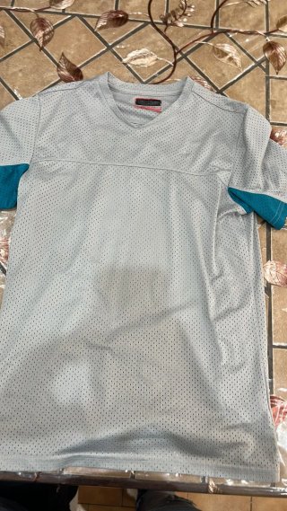 Maglietta sportiva grigia e blu