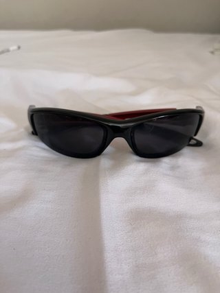Gafas de sol estilo rave negras y rojas