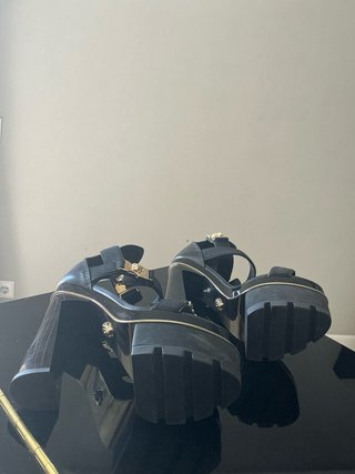 Sandalias Versace Tacón Plataforma Doradas Negras,