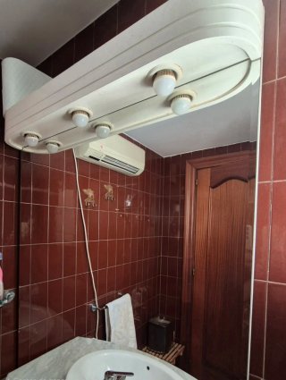 Mueble de baño con lavabo Roca y espejo