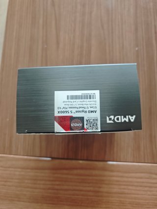 AMD Ryzen 5 5600X con caja y disipador