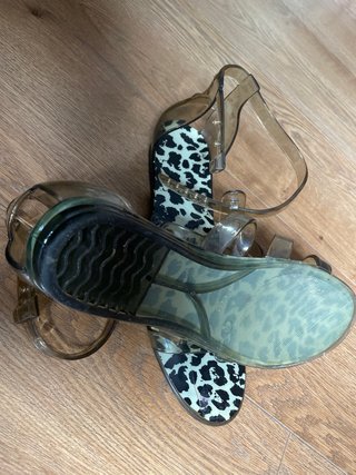 Zapatos de tacón Purificación García y cangrejeras