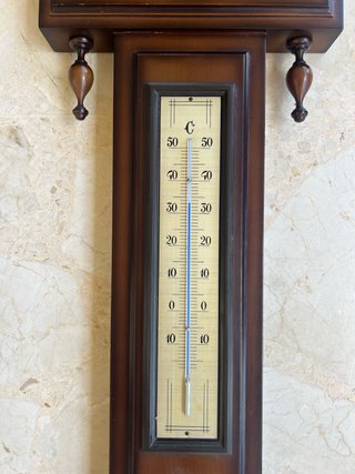 Estación meteorológica de madera antigua