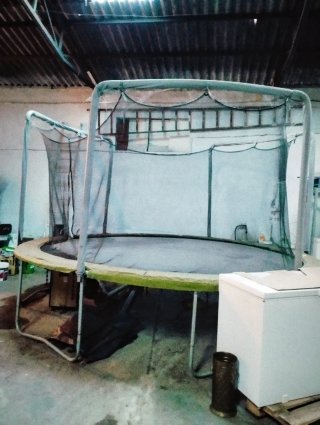 Cama elástica con red de seguridad