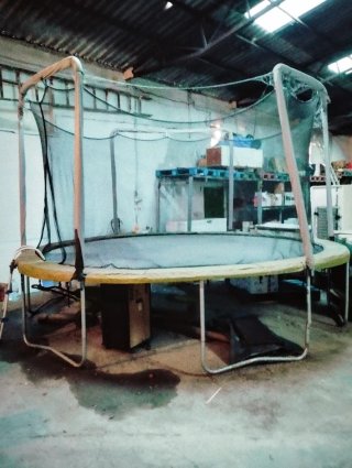 Cama elástica con red de seguridad