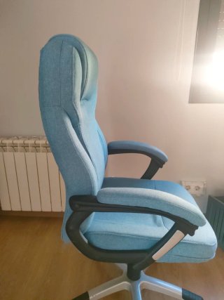 Silla de escritorio azul y plateada