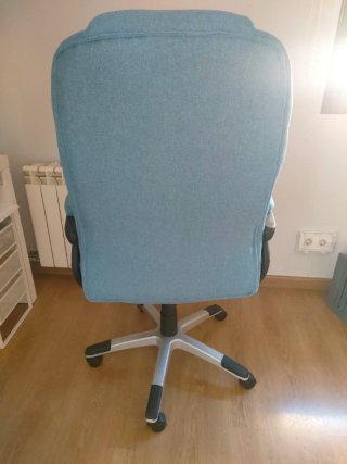 Silla de escritorio azul y plateada