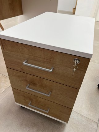 Escritorio y cajonera de oficina a juego