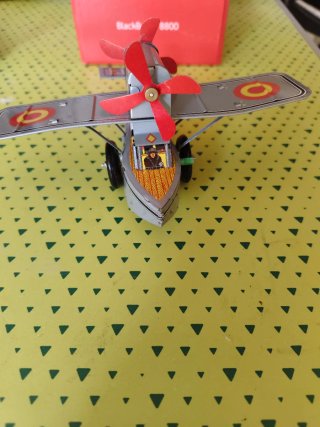 Avión de hojalata antiguo con llave
