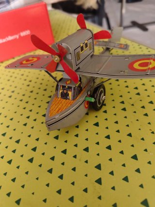 Avión de hojalata antiguo con llave