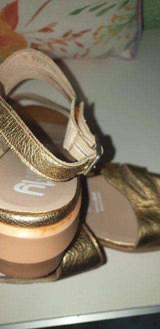 Sandalias doradas mujer