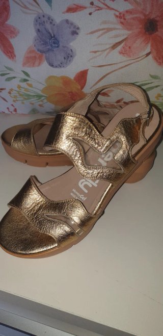 Sandalias doradas mujer