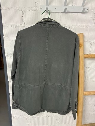 Cazadora Zara gris con pedrería