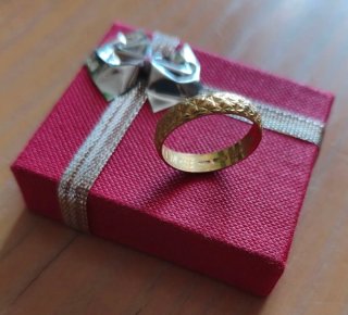 Anillo dorado con diseño grabado