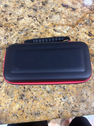 Nintendo Switch Oled con funda negra y roja