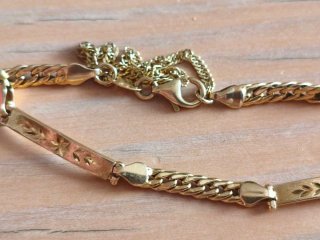 Pulsera de oro con grabado floral