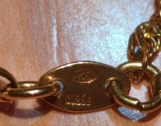 Pulsera de oro con grabado floral