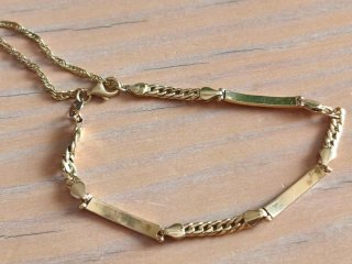 Pulsera de oro con grabado floral