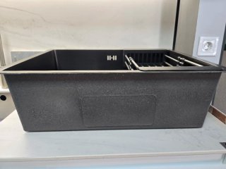 Fregadero de cocina negro con escurridor