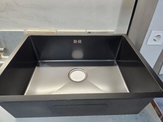 Fregadero de cocina negro con escurridor