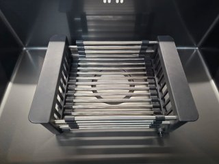 Fregadero de cocina negro con escurridor
