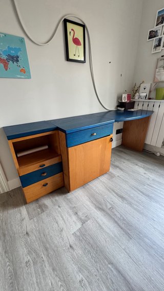 Escritorio juvenil azul y madera