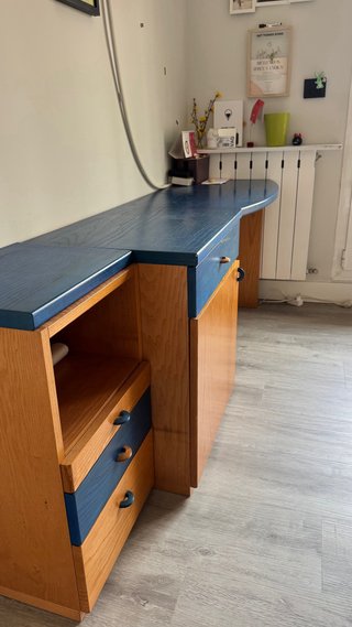 Escritorio juvenil azul y madera