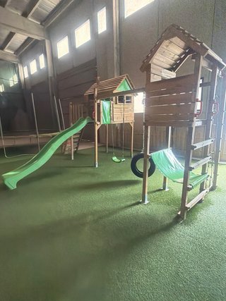 Parque infantil madera con tobogán y columpios