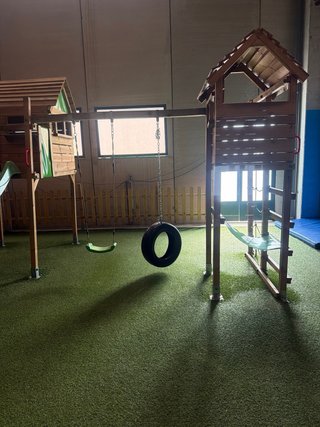 Parque infantil madera con tobogán y columpios