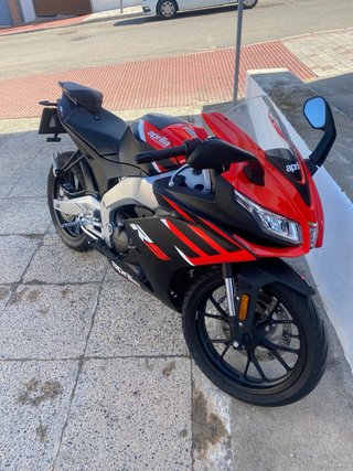 Aprilia RS125 Deportiva Roja y Negra