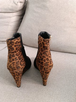 Botines de cuña con estampado de leopardo