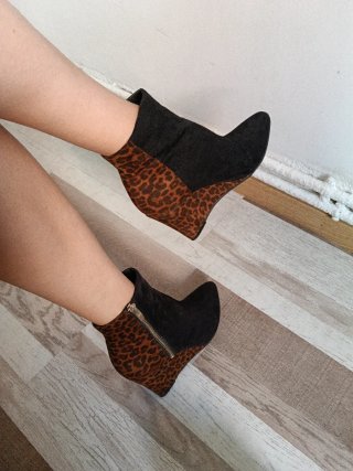 Botines de cuña con estampado de leopardo
