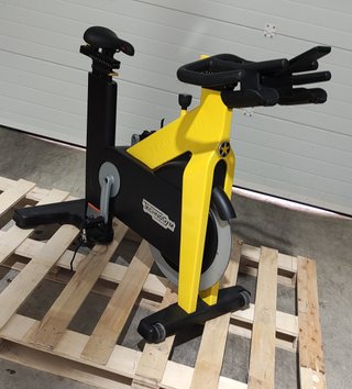 Bicicleta Spinning TECHNOGYM Connect Amarilla