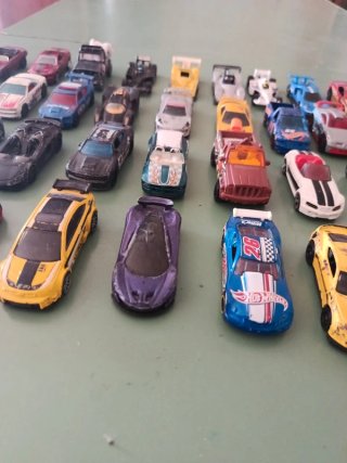 Lotto 40 macchinine Hot Wheels Malaysia