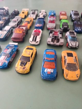 Lotto 40 macchinine Hot Wheels Malaysia